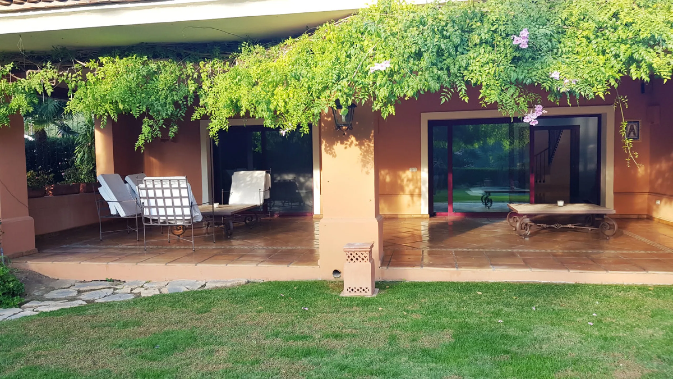 This comfortable and imposing property is located in the prestigious and secure community of Altos Reales with 24h security, manicured gardens, paddle courts and children's play area.