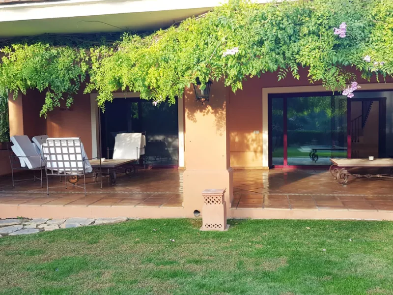 This comfortable and imposing property is located in the prestigious and secure community of Altos Reales with 24h security, manicured gardens, paddle courts and children's play area.