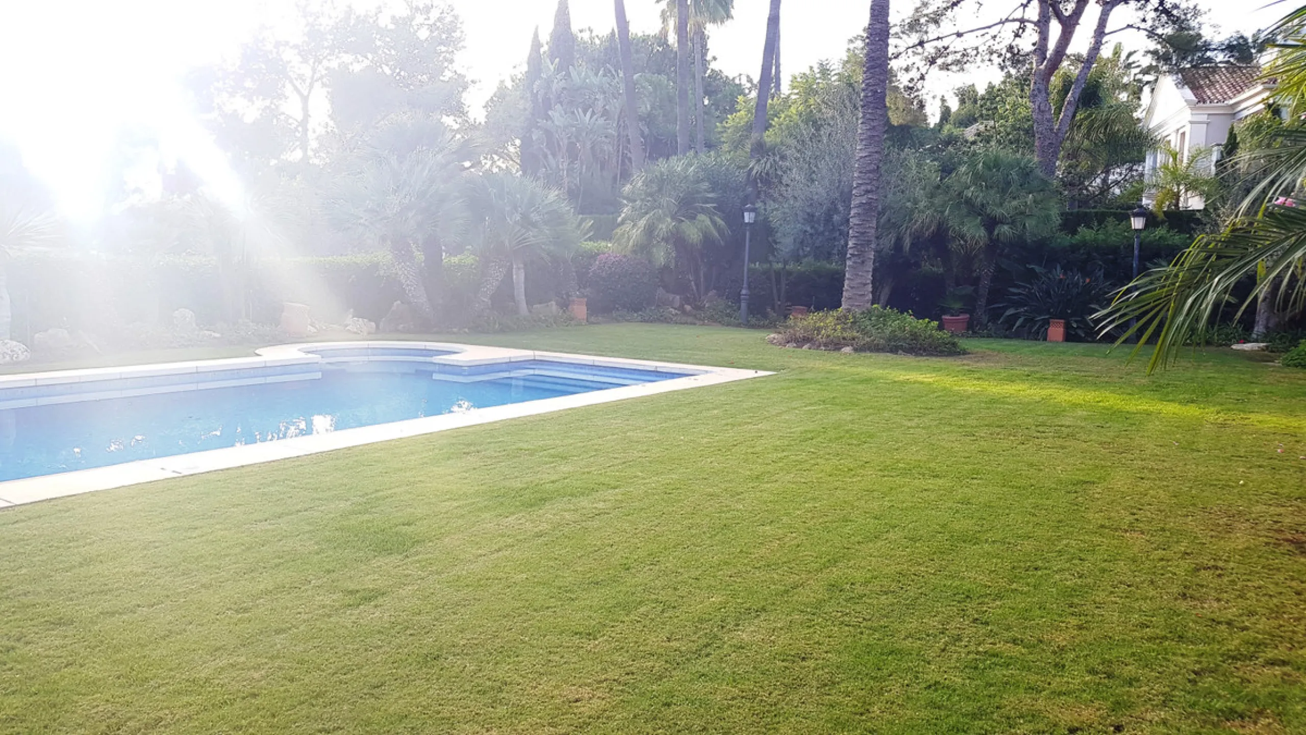 This comfortable and imposing property is located in the prestigious and secure community of Altos Reales with 24h security, manicured gardens, paddle courts and children's play area.