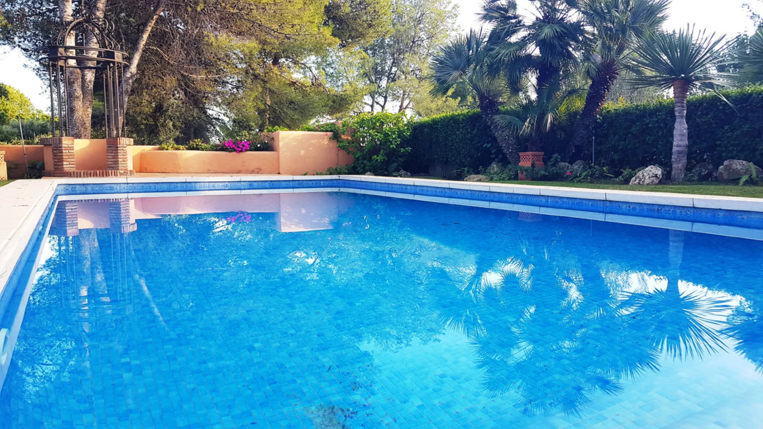 This comfortable and imposing property is located in the prestigious and secure community of Altos Reales with 24h security, manicured gardens, paddle courts and children's play area.