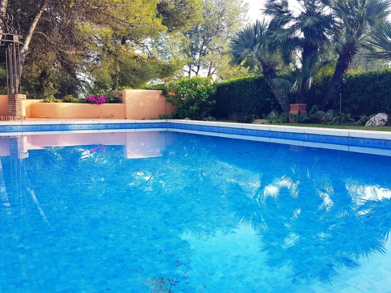 This comfortable and imposing property is located in the prestigious and secure community of Altos Reales with 24h security, manicured gardens, paddle courts and children's play area.