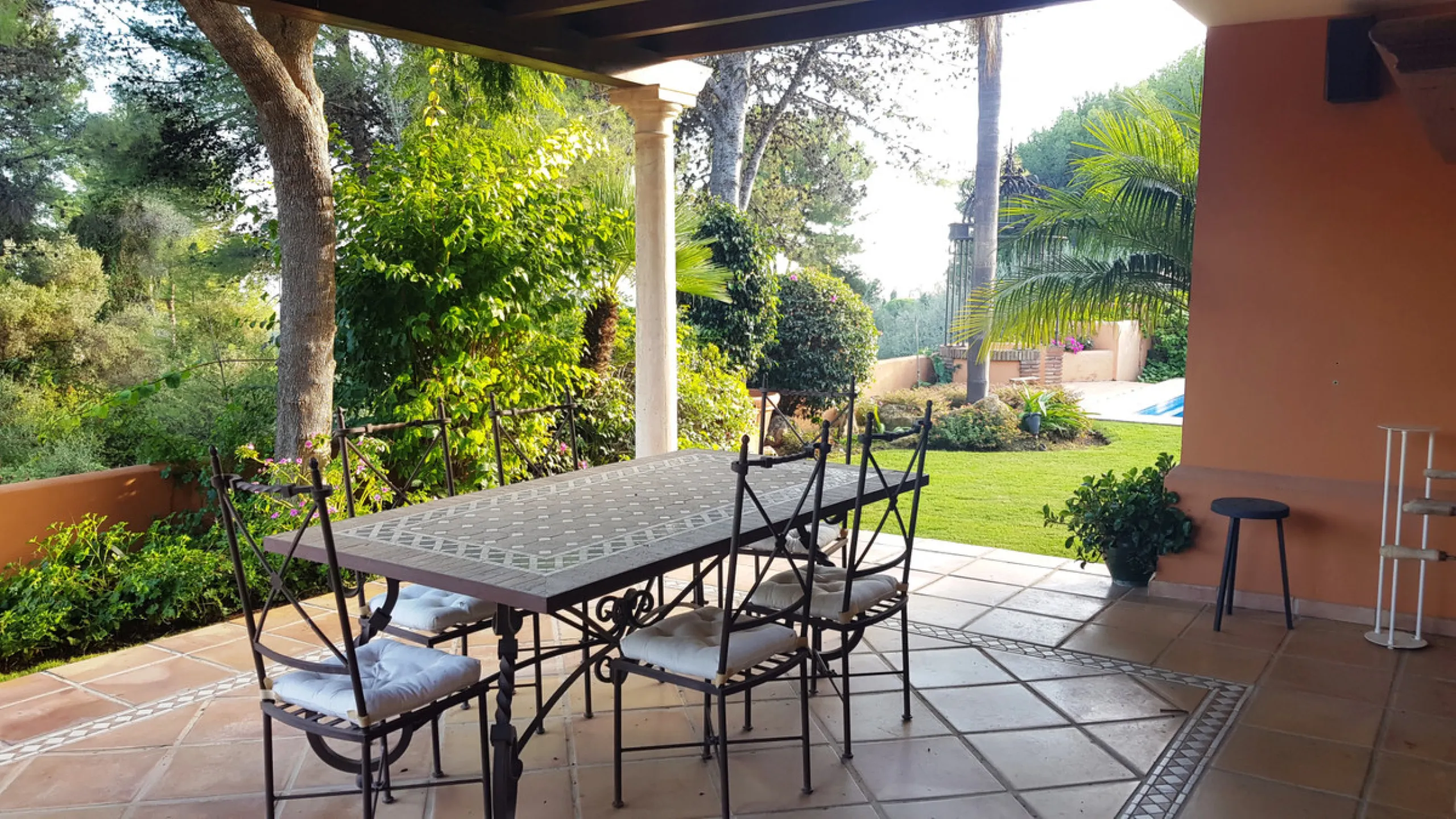 This comfortable and imposing property is located in the prestigious and secure community of Altos Reales with 24h security, manicured gardens, paddle courts and children's play area.