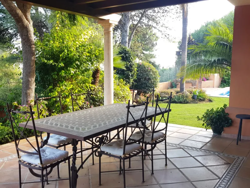This comfortable and imposing property is located in the prestigious and secure community of Altos Reales with 24h security, manicured gardens, paddle courts and children's play area.