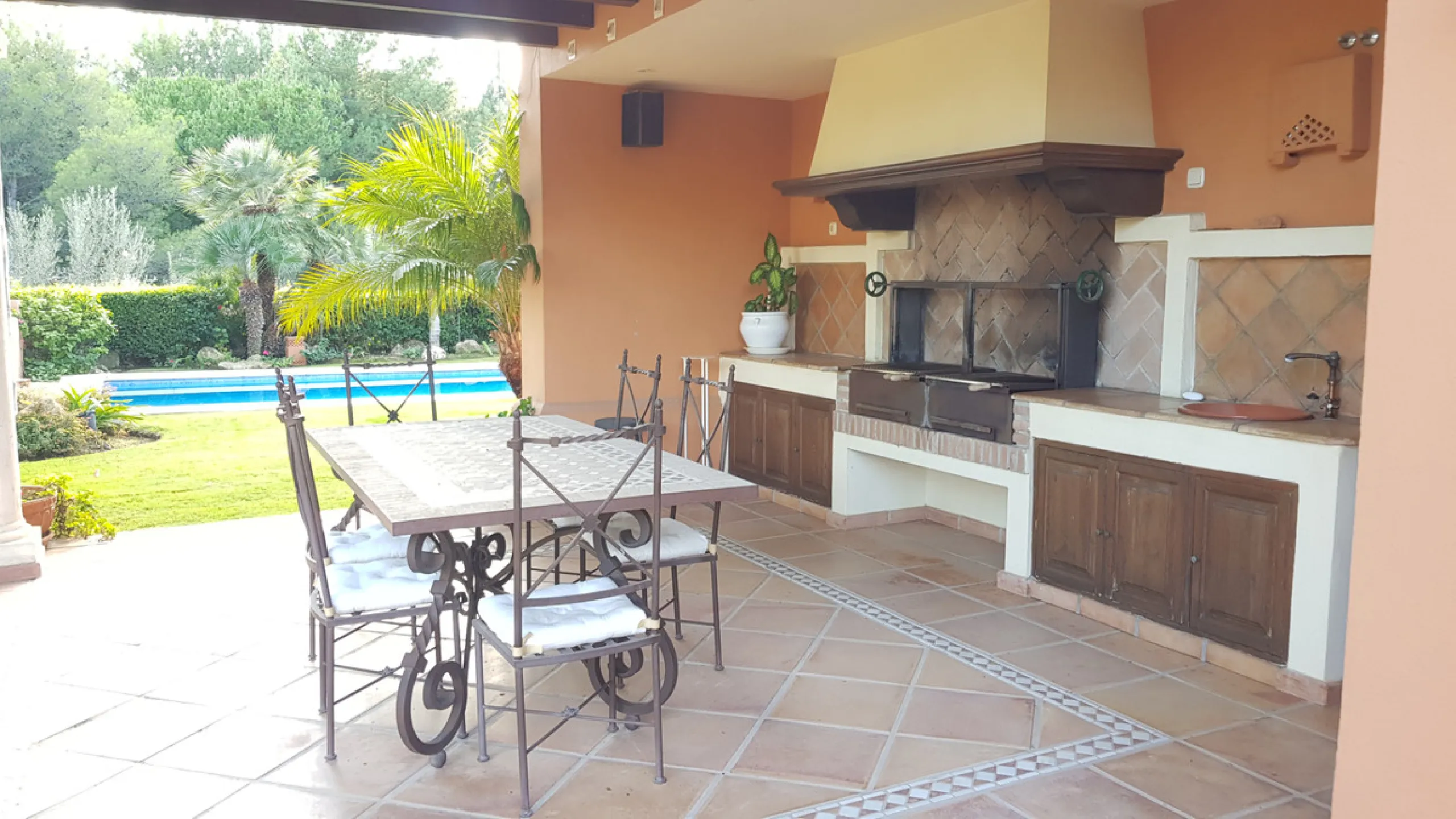 This comfortable and imposing property is located in the prestigious and secure community of Altos Reales with 24h security, manicured gardens, paddle courts and children's play area.