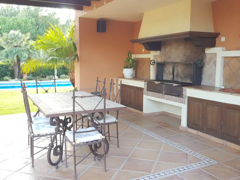 This comfortable and imposing property is located in the prestigious and secure community of Altos Reales with 24h security, manicured gardens, paddle courts and children's play area.