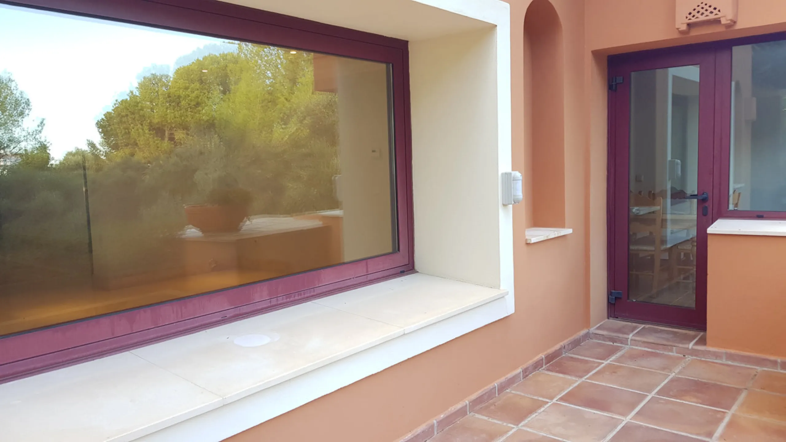 This comfortable and imposing property is located in the prestigious and secure community of Altos Reales with 24h security, manicured gardens, paddle courts and children's play area.