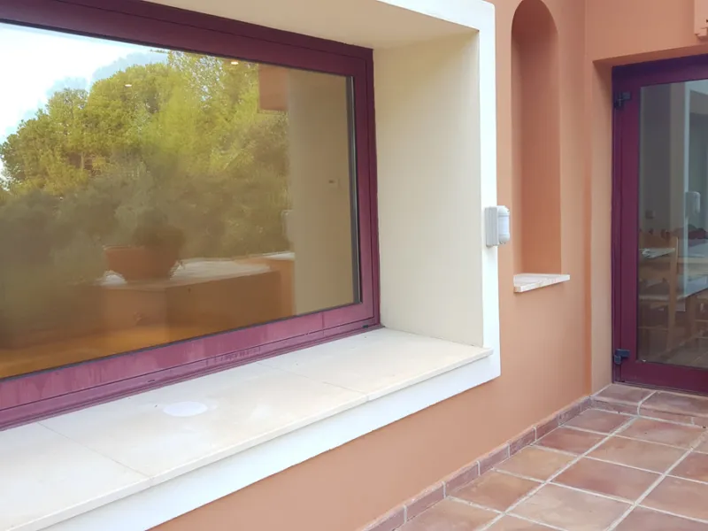 This comfortable and imposing property is located in the prestigious and secure community of Altos Reales with 24h security, manicured gardens, paddle courts and children's play area.