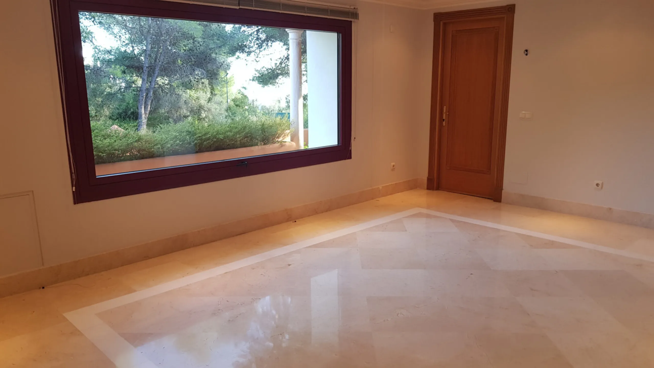 This comfortable and imposing property is located in the prestigious and secure community of Altos Reales with 24h security, manicured gardens, paddle courts and children's play area.