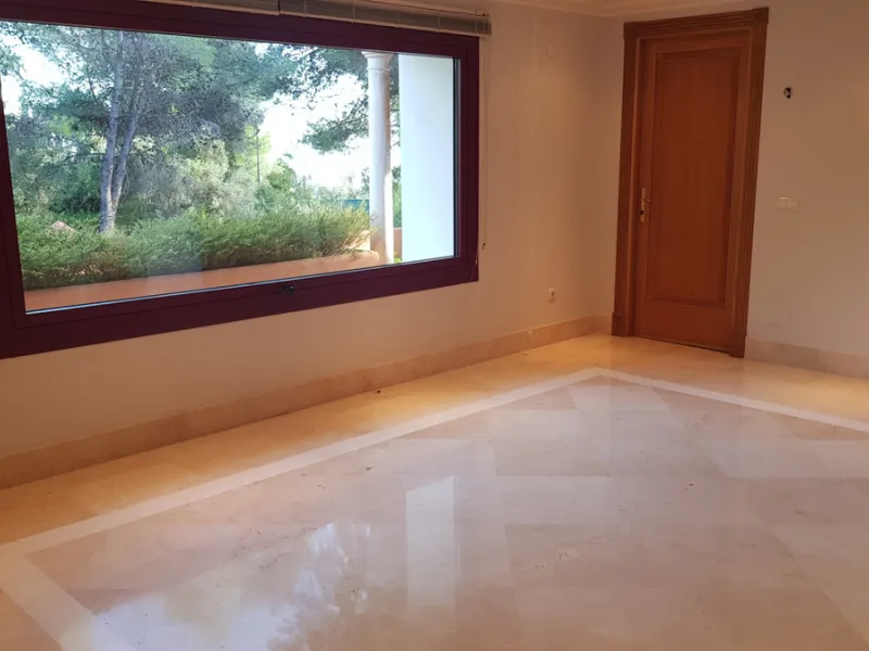 This comfortable and imposing property is located in the prestigious and secure community of Altos Reales with 24h security, manicured gardens, paddle courts and children's play area.
