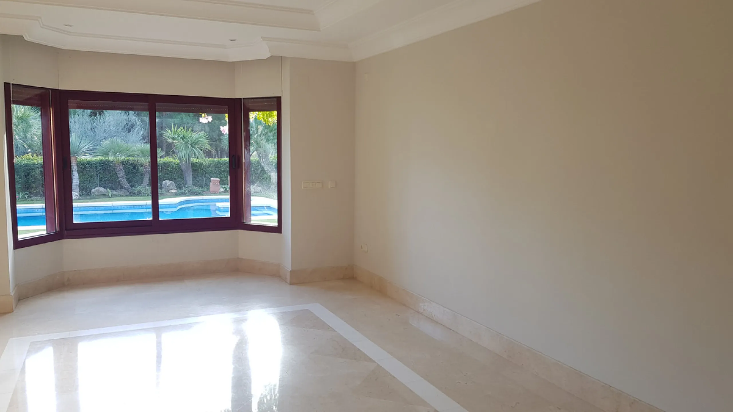 This comfortable and imposing property is located in the prestigious and secure community of Altos Reales with 24h security, manicured gardens, paddle courts and children's play area.