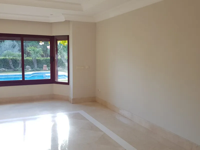 This comfortable and imposing property is located in the prestigious and secure community of Altos Reales with 24h security, manicured gardens, paddle courts and children's play area.