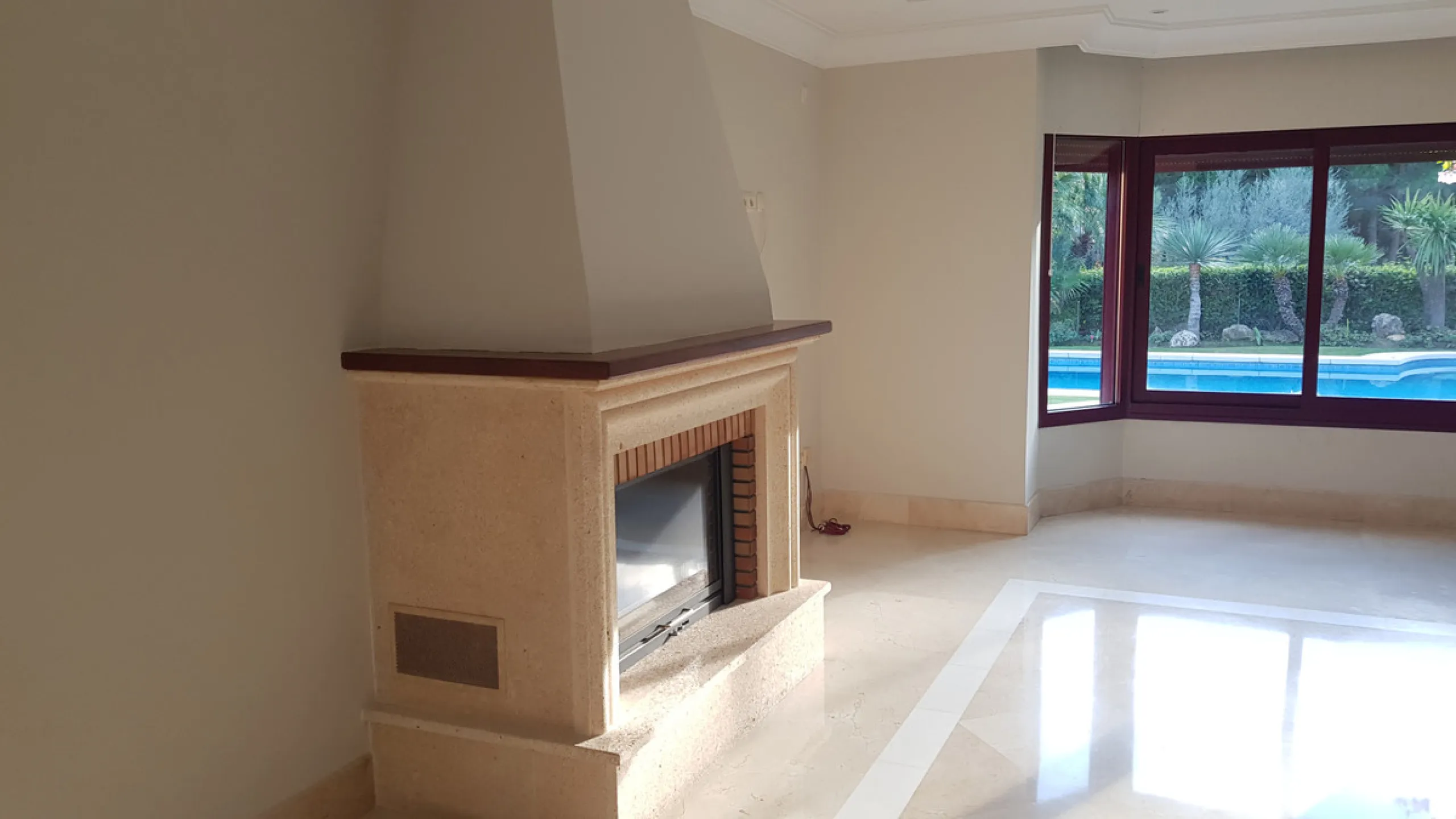 This comfortable and imposing property is located in the prestigious and secure community of Altos Reales with 24h security, manicured gardens, paddle courts and children's play area.
