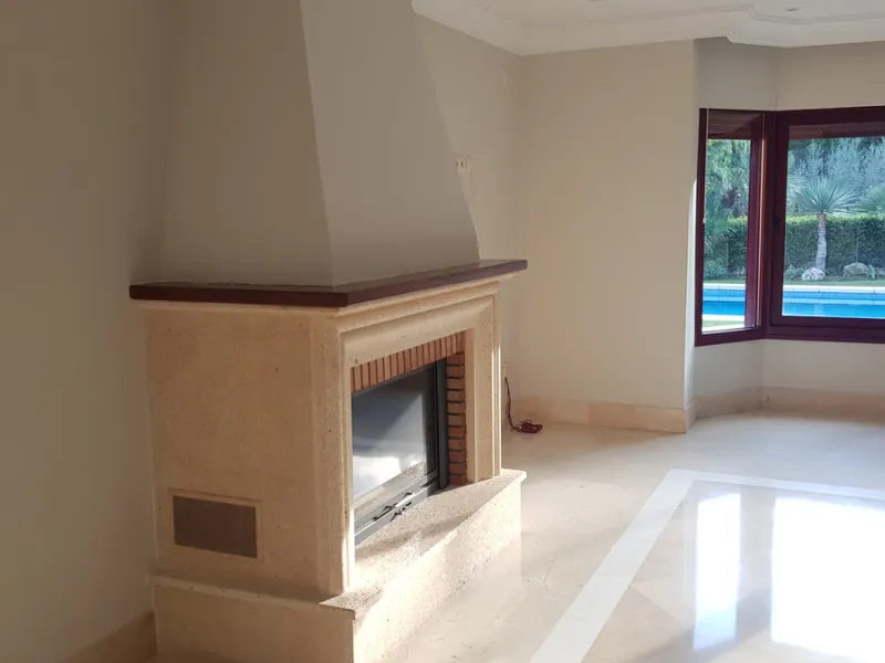 This comfortable and imposing property is located in the prestigious and secure community of Altos Reales with 24h security, manicured gardens, paddle courts and children's play area.