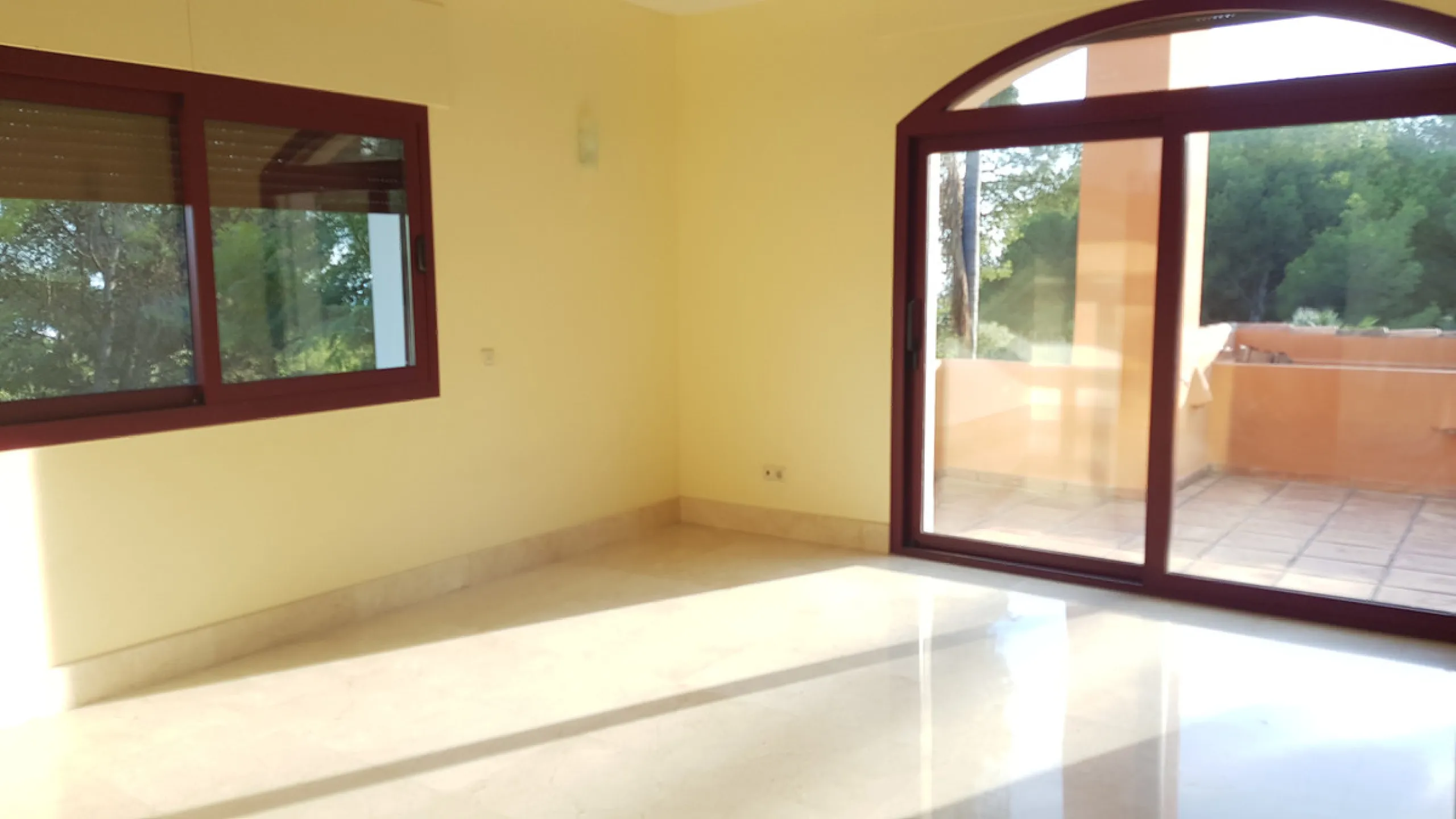 This comfortable and imposing property is located in the prestigious and secure community of Altos Reales with 24h security, manicured gardens, paddle courts and children's play area.