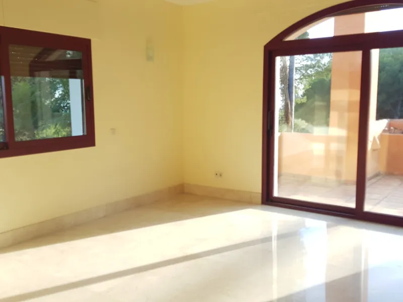 This comfortable and imposing property is located in the prestigious and secure community of Altos Reales with 24h security, manicured gardens, paddle courts and children's play area.
