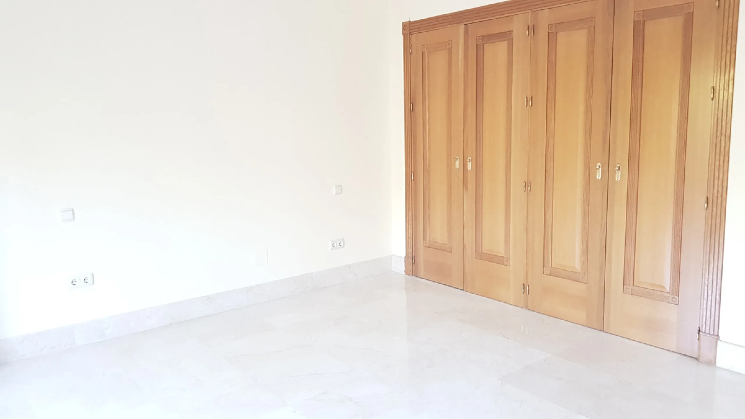 This comfortable and imposing property is located in the prestigious and secure community of Altos Reales with 24h security, manicured gardens, paddle courts and children's play area.