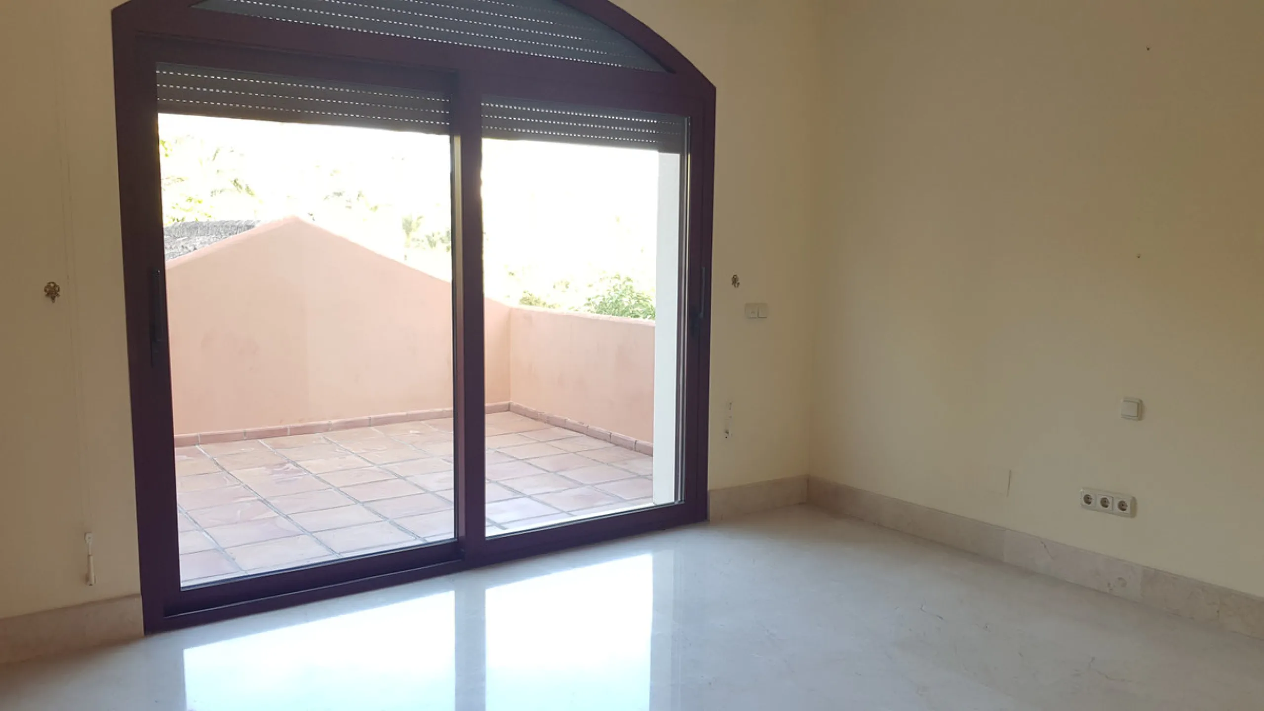 This comfortable and imposing property is located in the prestigious and secure community of Altos Reales with 24h security, manicured gardens, paddle courts and children's play area.