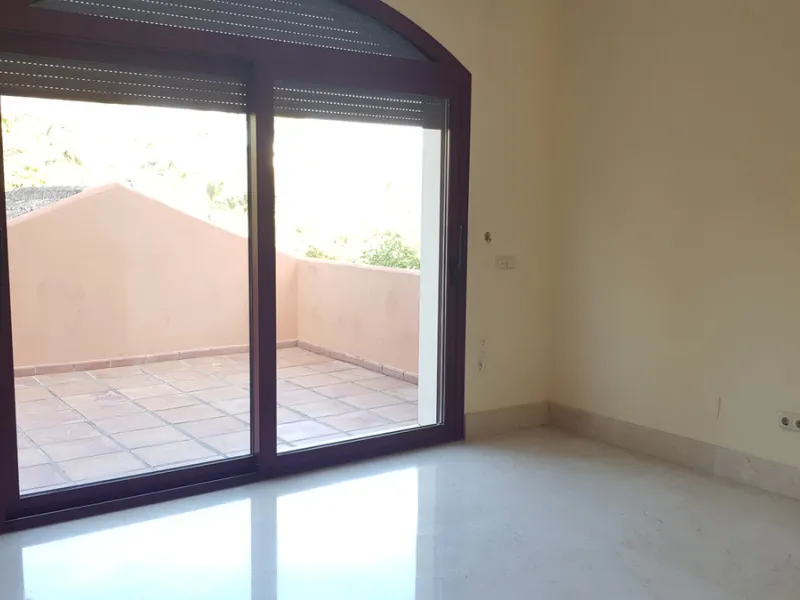 This comfortable and imposing property is located in the prestigious and secure community of Altos Reales with 24h security, manicured gardens, paddle courts and children's play area.