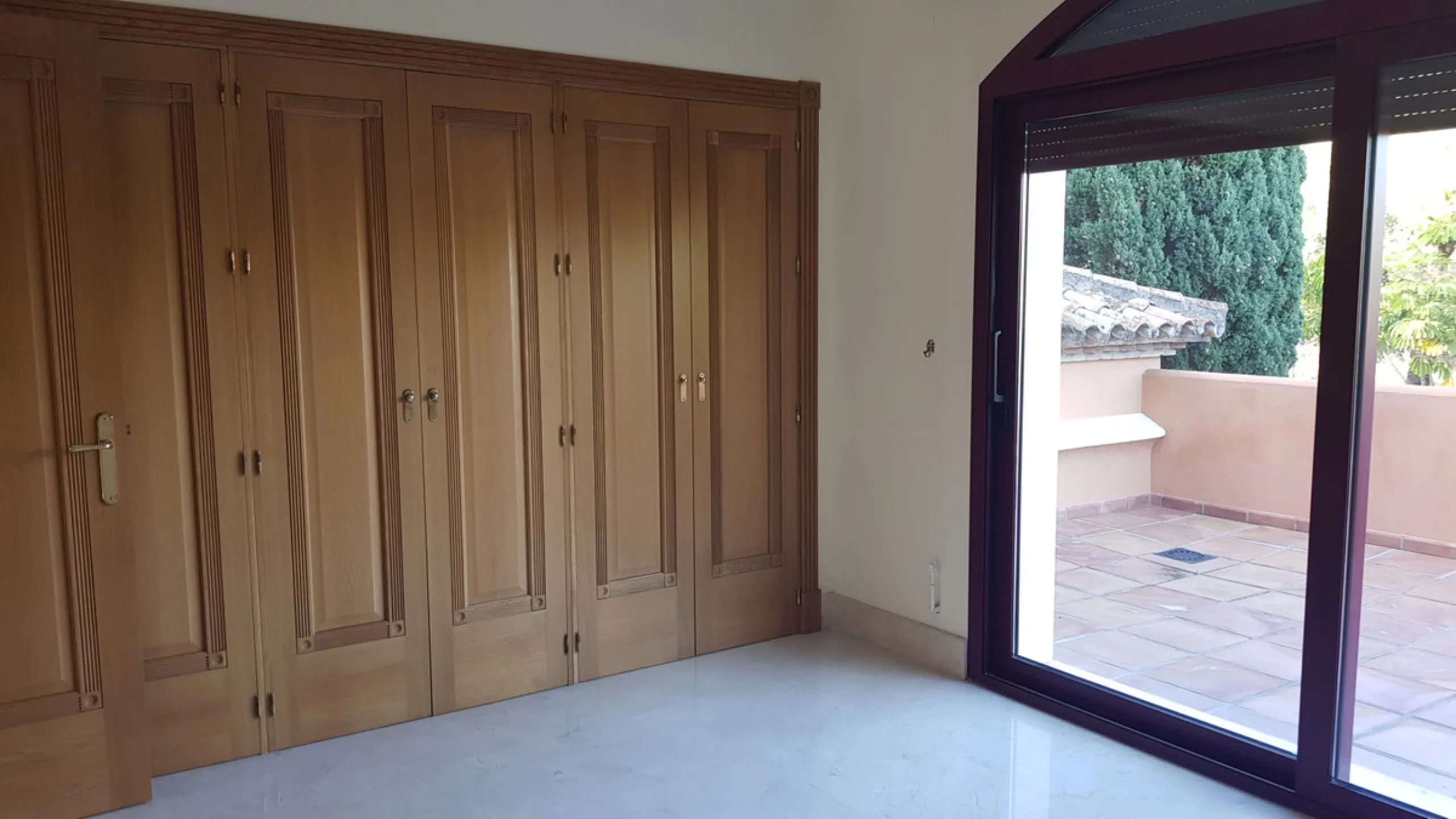 This comfortable and imposing property is located in the prestigious and secure community of Altos Reales with 24h security, manicured gardens, paddle courts and children's play area.