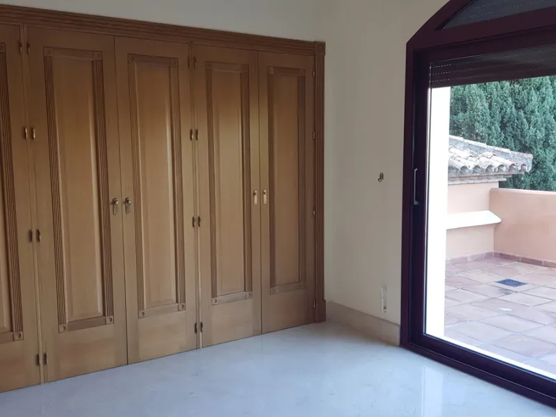 This comfortable and imposing property is located in the prestigious and secure community of Altos Reales with 24h security, manicured gardens, paddle courts and children's play area.