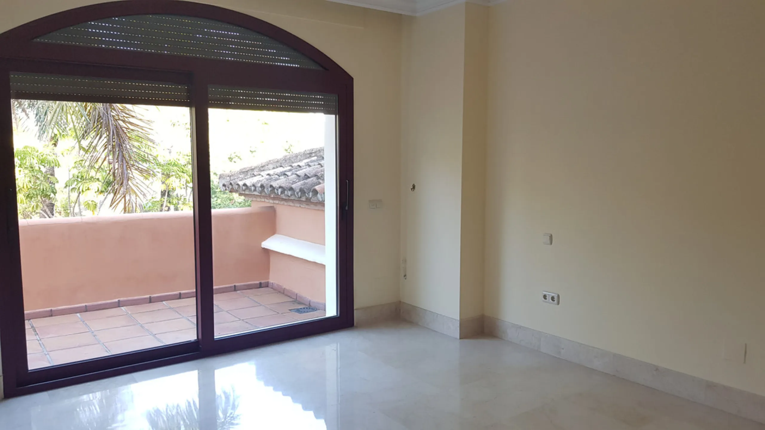 This comfortable and imposing property is located in the prestigious and secure community of Altos Reales with 24h security, manicured gardens, paddle courts and children's play area.