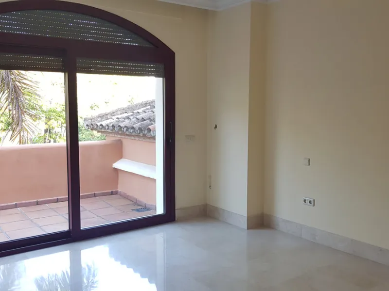 This comfortable and imposing property is located in the prestigious and secure community of Altos Reales with 24h security, manicured gardens, paddle courts and children's play area.