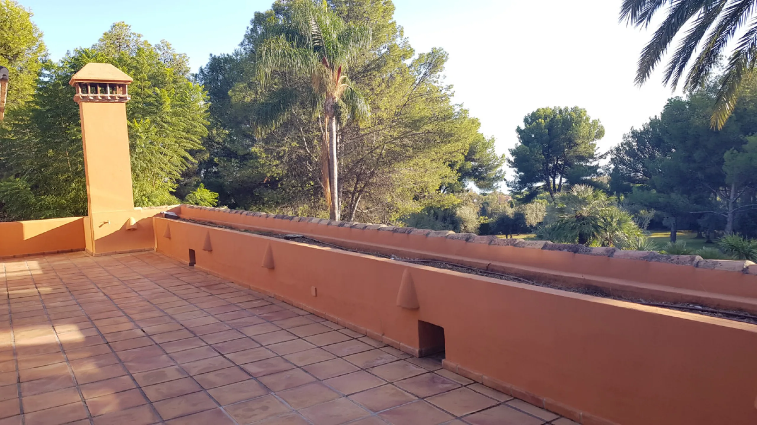 This comfortable and imposing property is located in the prestigious and secure community of Altos Reales with 24h security, manicured gardens, paddle courts and children's play area.