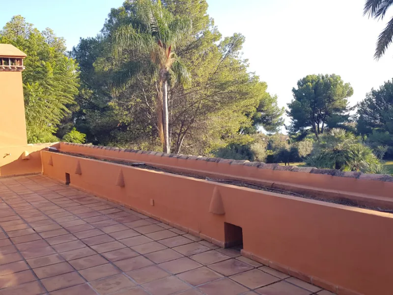 This comfortable and imposing property is located in the prestigious and secure community of Altos Reales with 24h security, manicured gardens, paddle courts and children's play area.