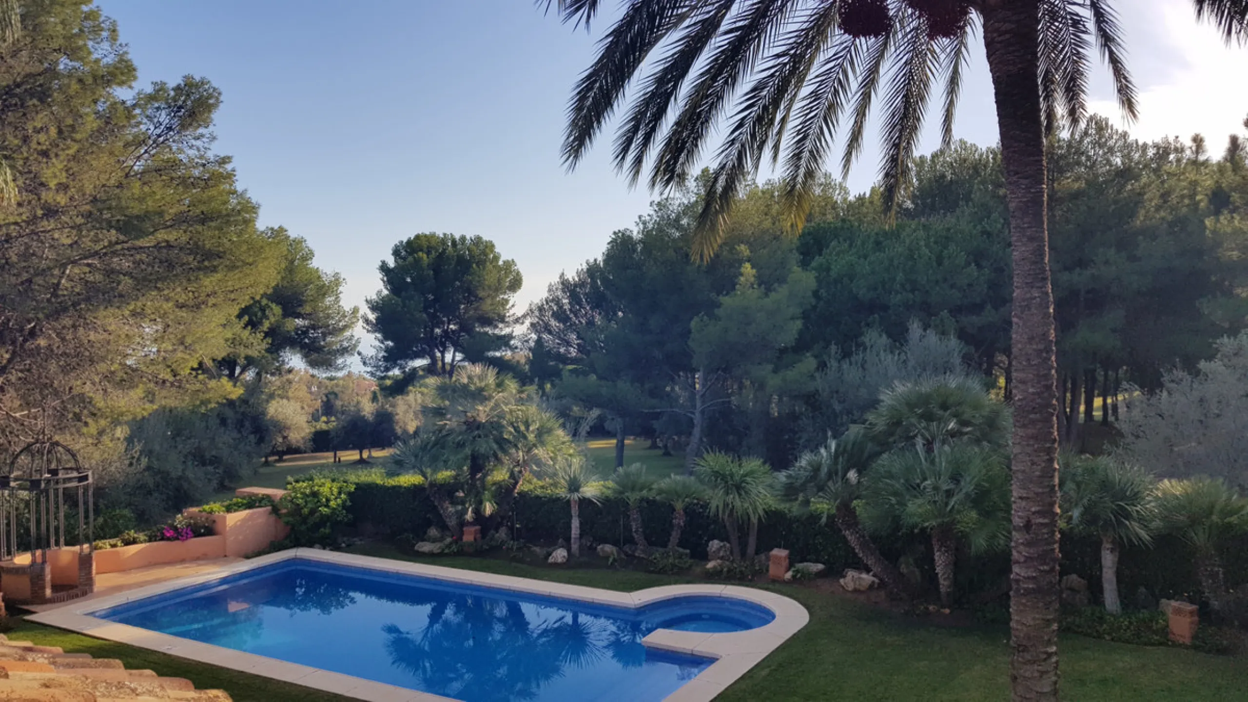 This comfortable and imposing property is located in the prestigious and secure community of Altos Reales with 24h security, manicured gardens, paddle courts and children's play area.