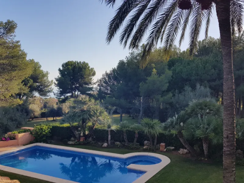This comfortable and imposing property is located in the prestigious and secure community of Altos Reales with 24h security, manicured gardens, paddle courts and children's play area.