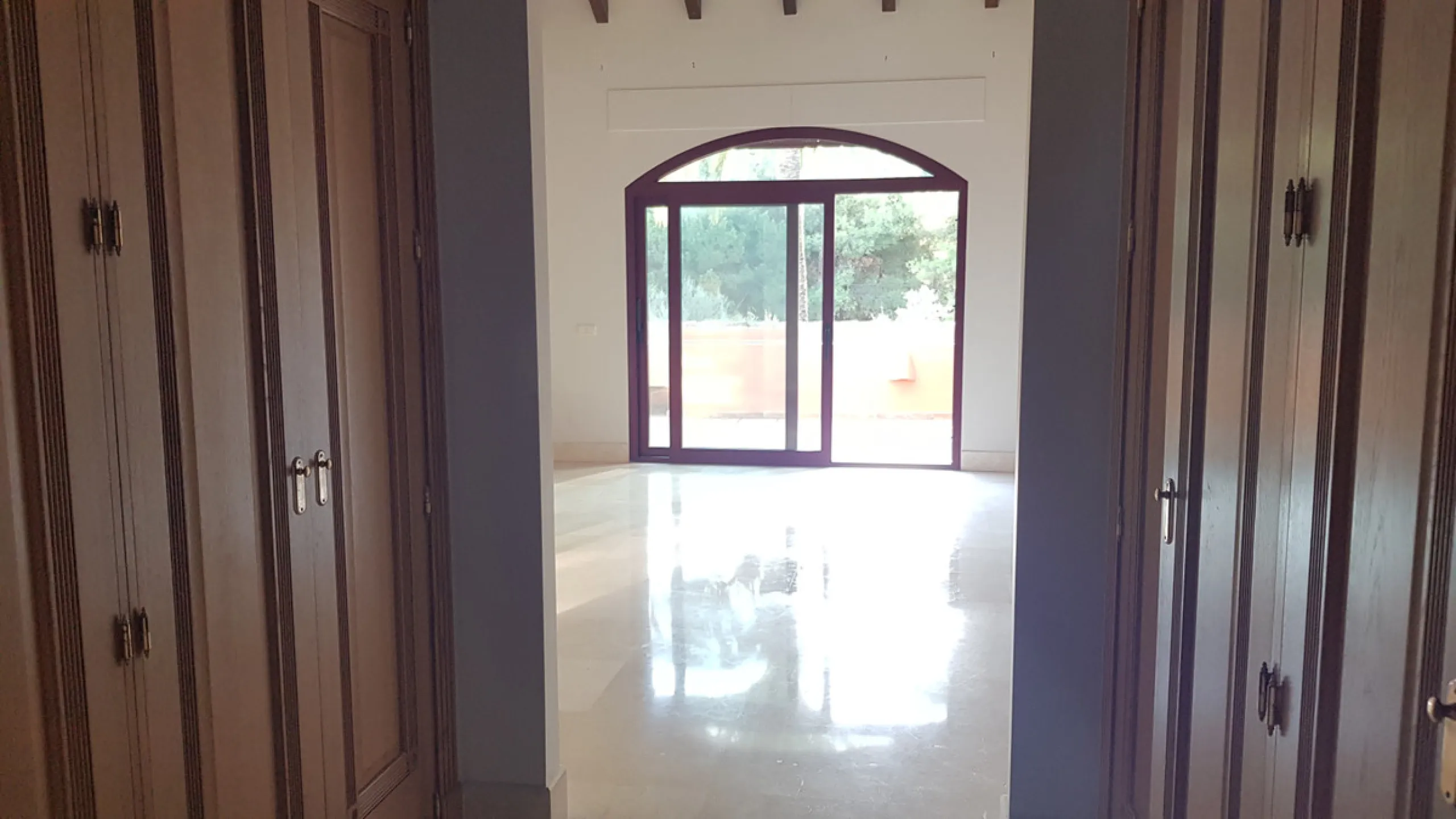 This comfortable and imposing property is located in the prestigious and secure community of Altos Reales with 24h security, manicured gardens, paddle courts and children's play area.