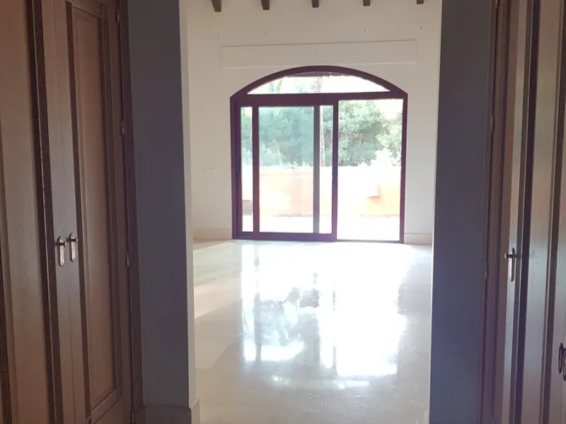 This comfortable and imposing property is located in the prestigious and secure community of Altos Reales with 24h security, manicured gardens, paddle courts and children's play area.