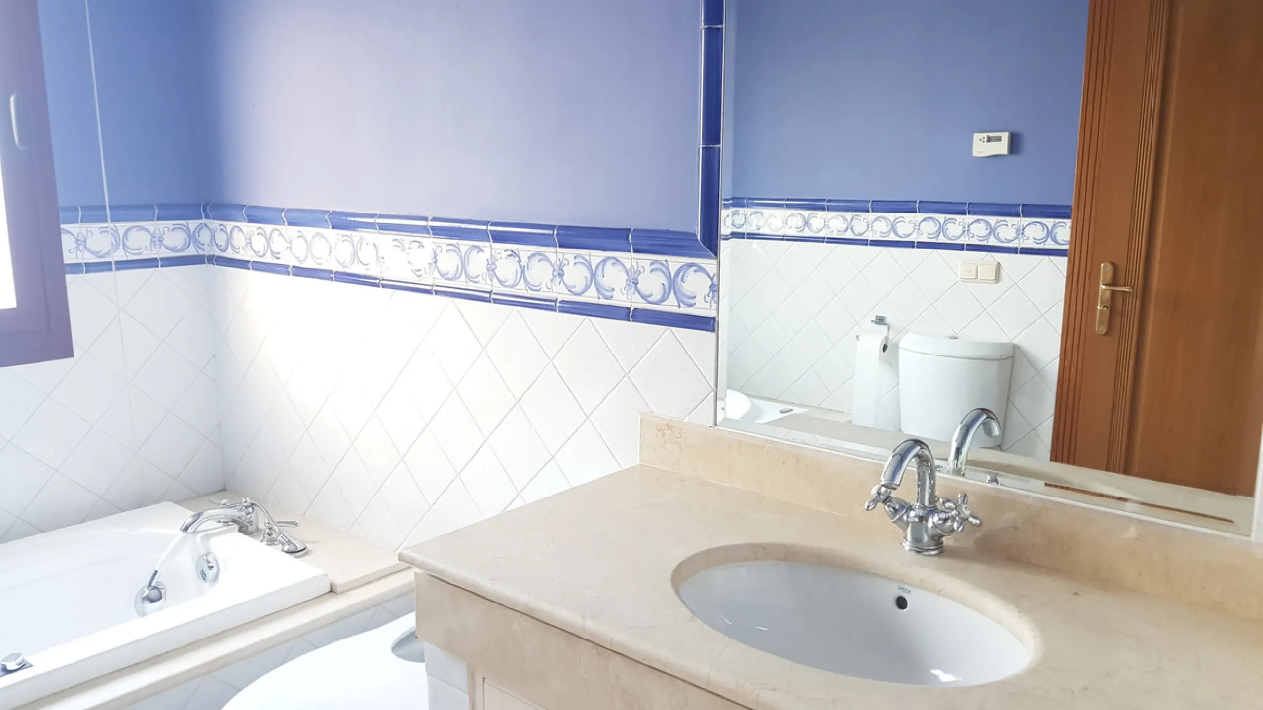 This comfortable and imposing property is located in the prestigious and secure community of Altos Reales with 24h security, manicured gardens, paddle courts and children's play area.