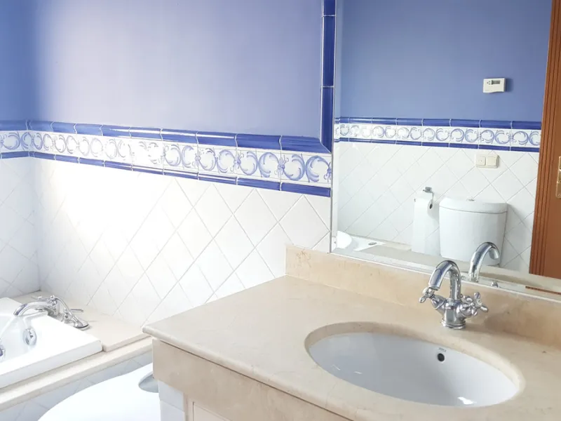 This comfortable and imposing property is located in the prestigious and secure community of Altos Reales with 24h security, manicured gardens, paddle courts and children's play area.