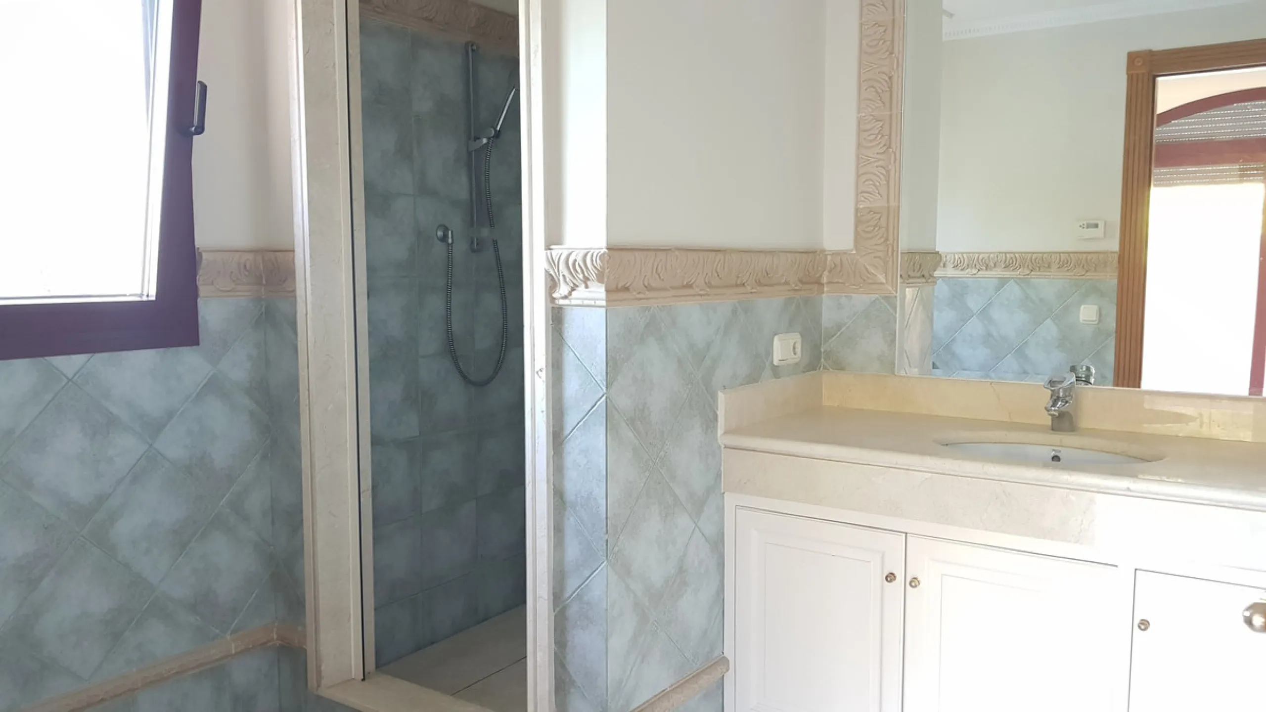 This comfortable and imposing property is located in the prestigious and secure community of Altos Reales with 24h security, manicured gardens, paddle courts and children's play area.