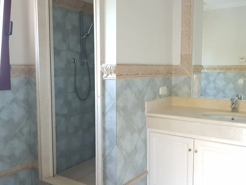 This comfortable and imposing property is located in the prestigious and secure community of Altos Reales with 24h security, manicured gardens, paddle courts and children's play area.