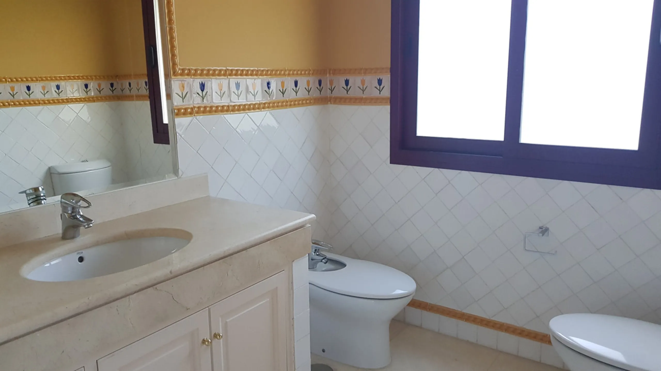 This comfortable and imposing property is located in the prestigious and secure community of Altos Reales with 24h security, manicured gardens, paddle courts and children's play area.