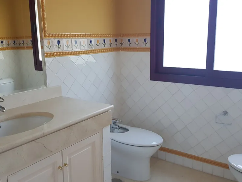 This comfortable and imposing property is located in the prestigious and secure community of Altos Reales with 24h security, manicured gardens, paddle courts and children's play area.