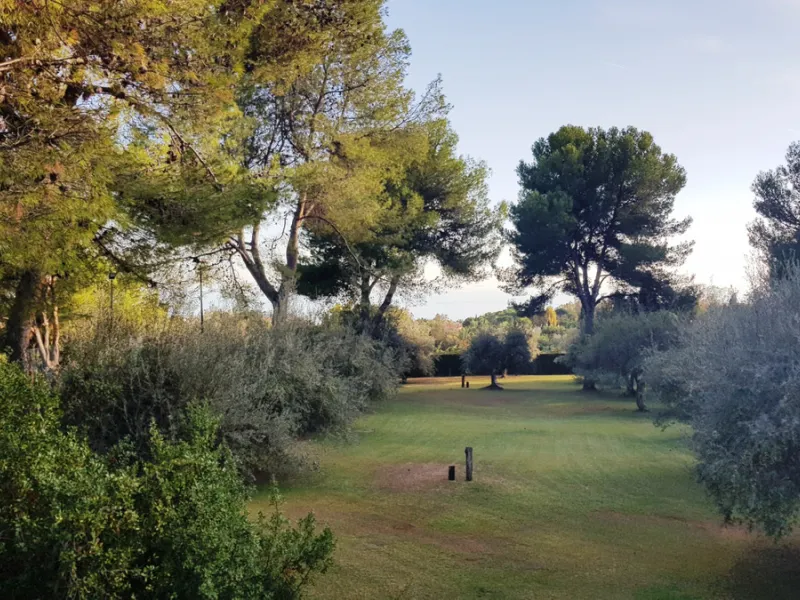 This comfortable and imposing property is located in the prestigious and secure community of Altos Reales with 24h security, manicured gardens, paddle courts and children's play area.
