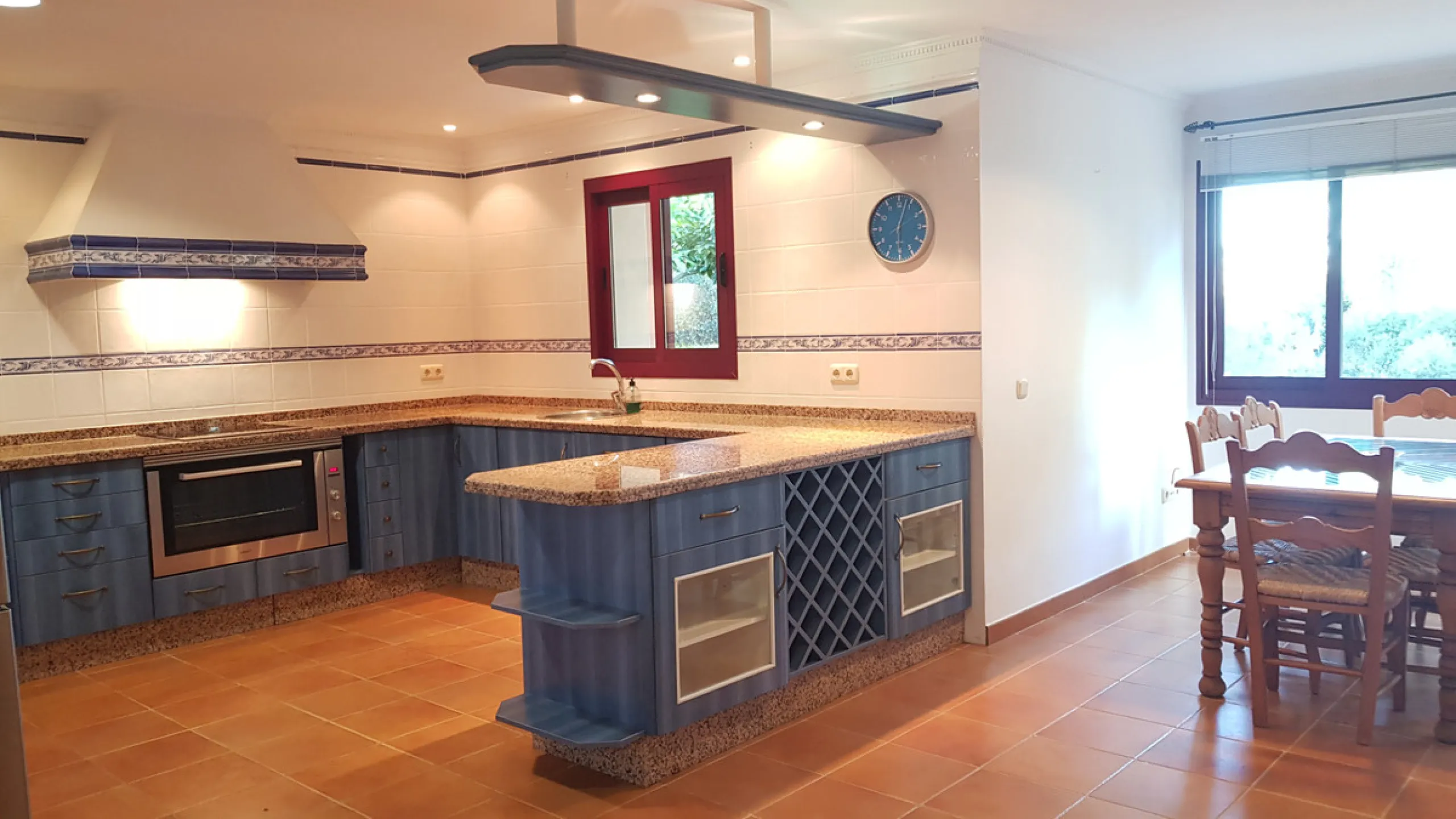 This comfortable and imposing property is located in the prestigious and secure community of Altos Reales with 24h security, manicured gardens, paddle courts and children's play area.