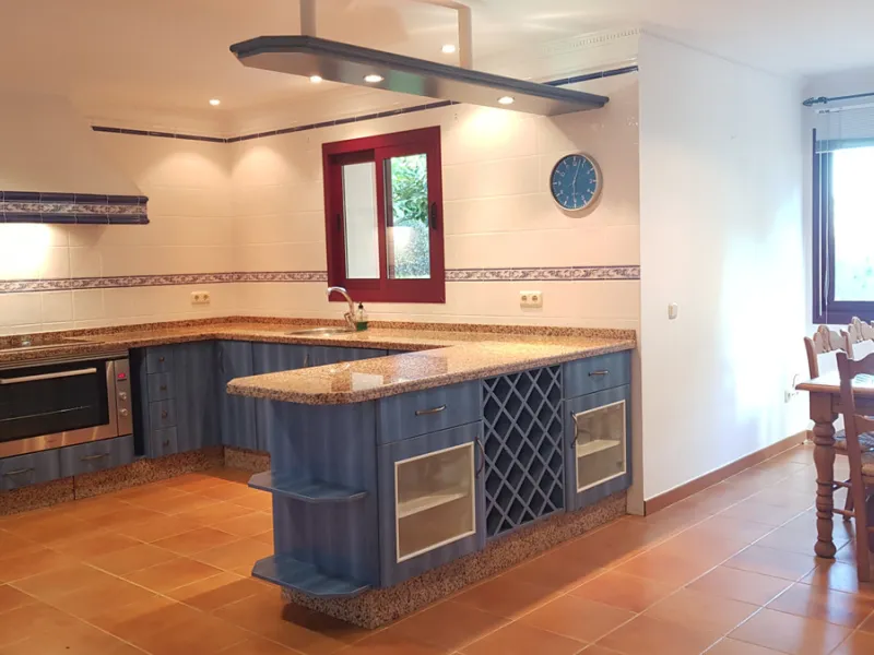 This comfortable and imposing property is located in the prestigious and secure community of Altos Reales with 24h security, manicured gardens, paddle courts and children's play area.