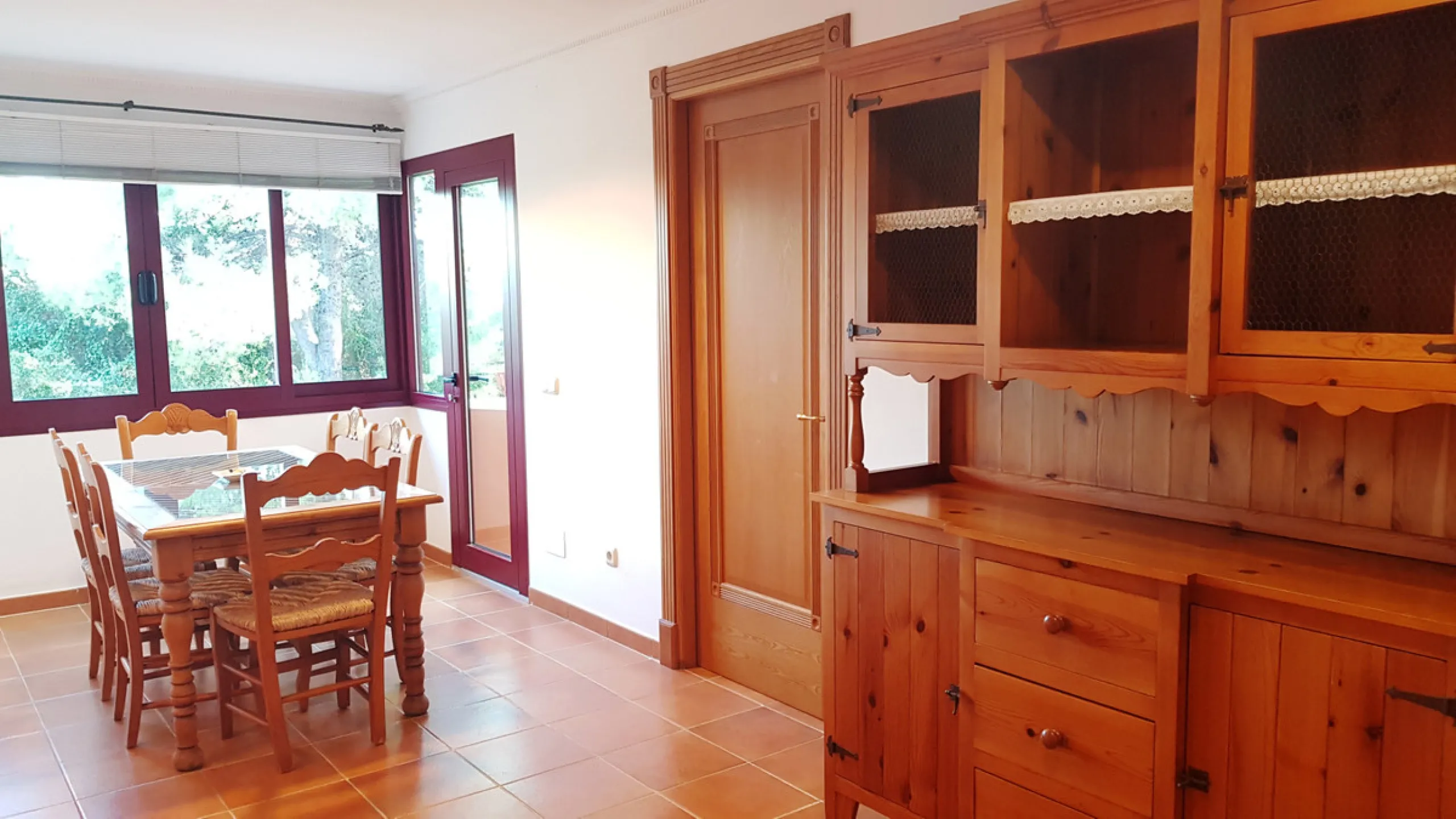 This comfortable and imposing property is located in the prestigious and secure community of Altos Reales with 24h security, manicured gardens, paddle courts and children's play area.