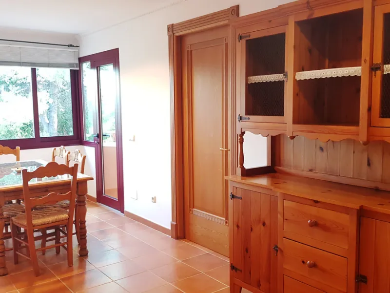 This comfortable and imposing property is located in the prestigious and secure community of Altos Reales with 24h security, manicured gardens, paddle courts and children's play area.