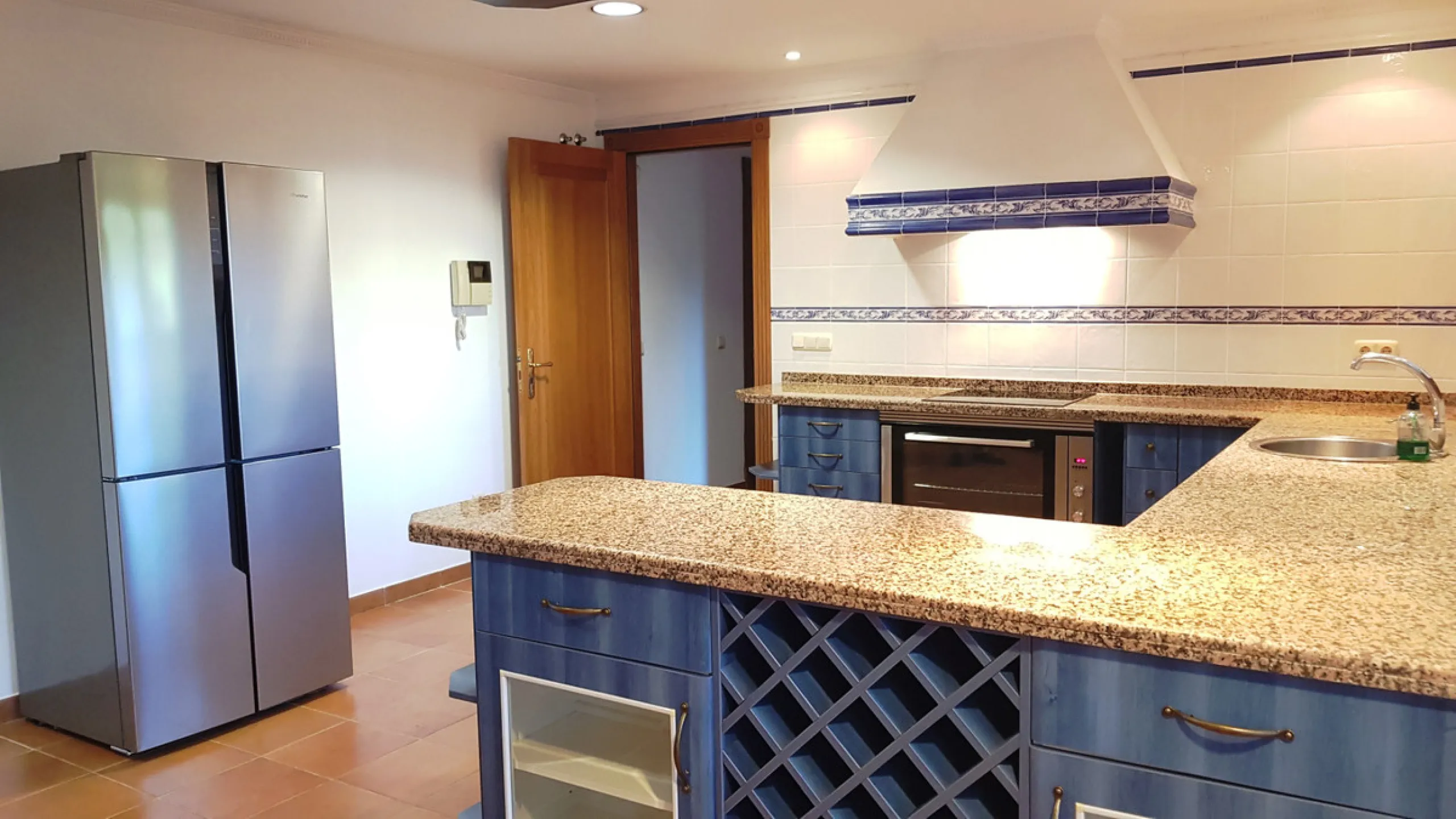 This comfortable and imposing property is located in the prestigious and secure community of Altos Reales with 24h security, manicured gardens, paddle courts and children's play area.