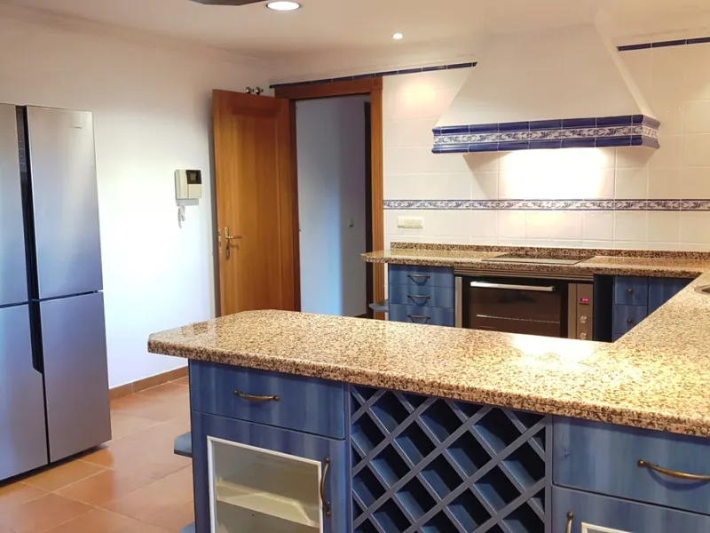 This comfortable and imposing property is located in the prestigious and secure community of Altos Reales with 24h security, manicured gardens, paddle courts and children's play area.