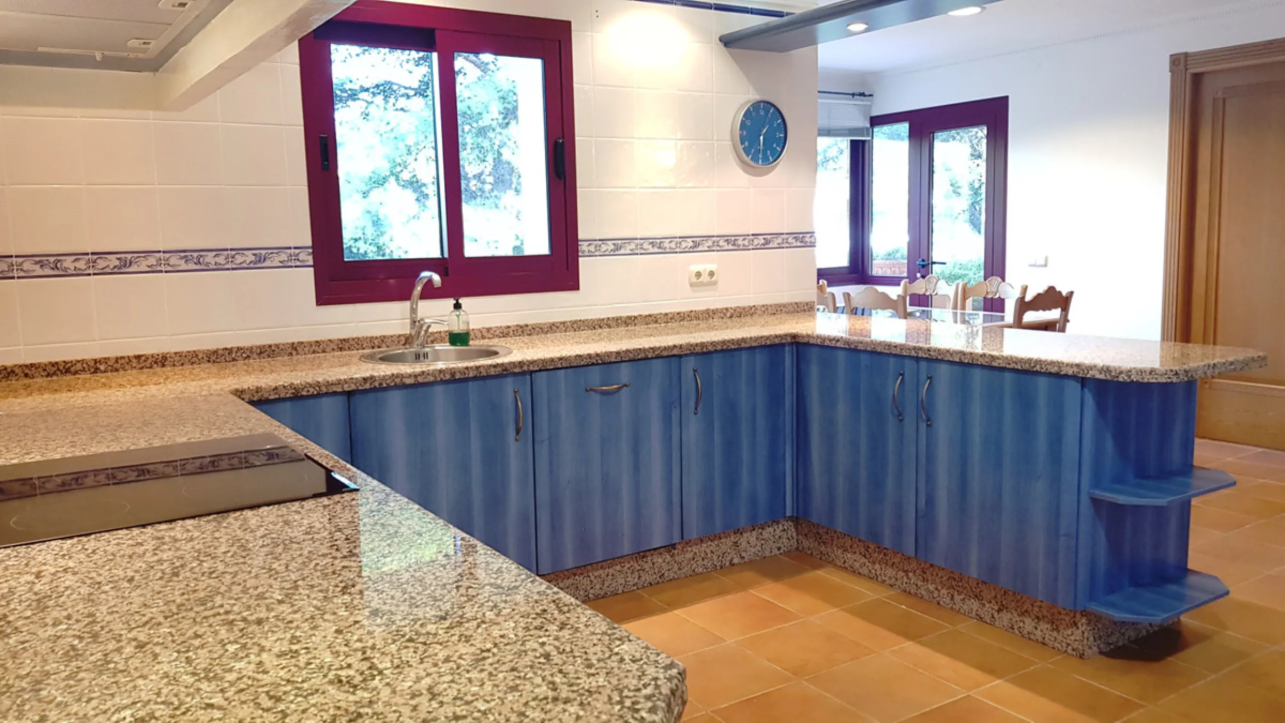 This comfortable and imposing property is located in the prestigious and secure community of Altos Reales with 24h security, manicured gardens, paddle courts and children's play area.