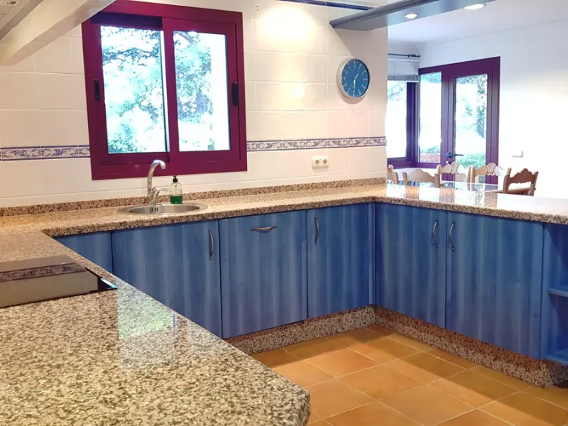 This comfortable and imposing property is located in the prestigious and secure community of Altos Reales with 24h security, manicured gardens, paddle courts and children's play area.