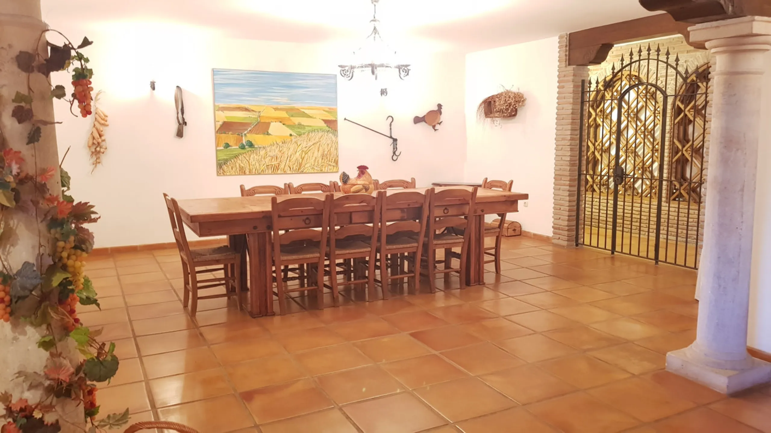This comfortable and imposing property is located in the prestigious and secure community of Altos Reales with 24h security, manicured gardens, paddle courts and children's play area.