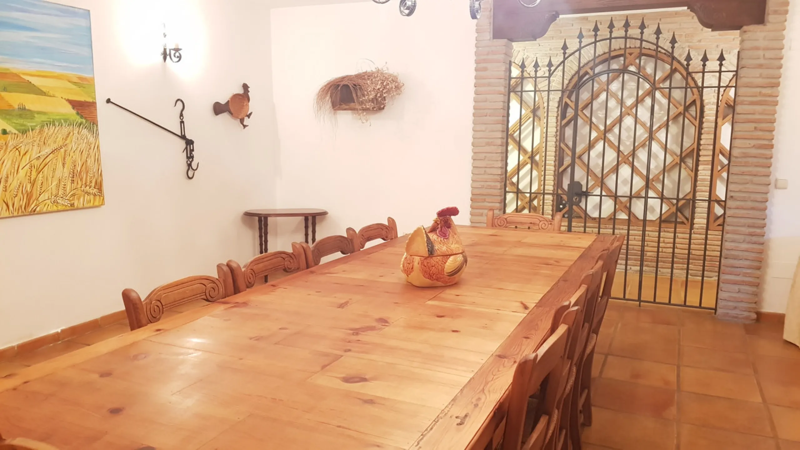 This comfortable and imposing property is located in the prestigious and secure community of Altos Reales with 24h security, manicured gardens, paddle courts and children's play area.