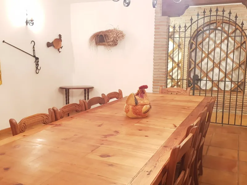 This comfortable and imposing property is located in the prestigious and secure community of Altos Reales with 24h security, manicured gardens, paddle courts and children's play area.